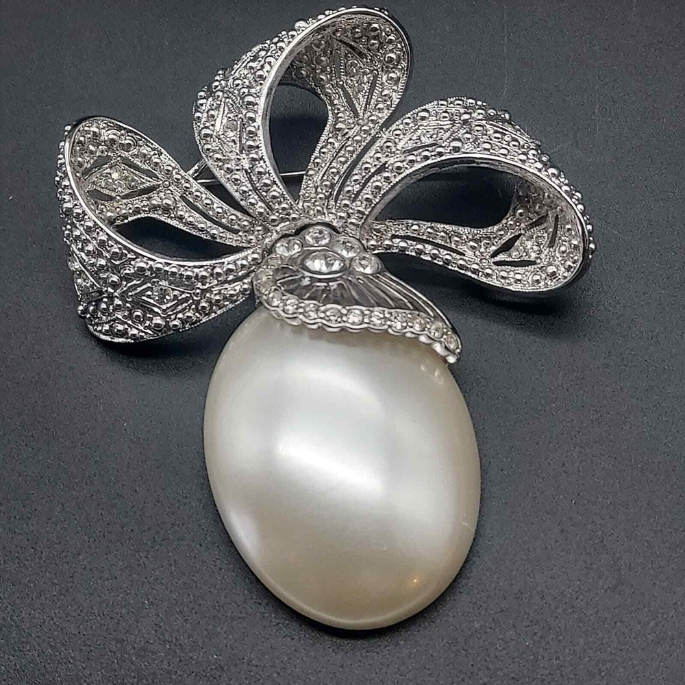 Cindy Adams Faux Pearl Rhinestone Bow Ribbon Brooch Designer Costume Jewelry